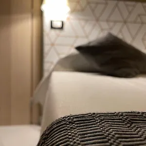 https://lion-guesthouse.italymilanhotels.net